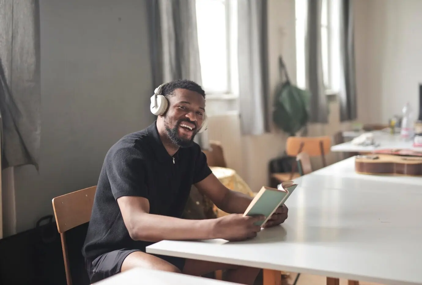 Ein junger Mann liest in der Schule ein Buch.