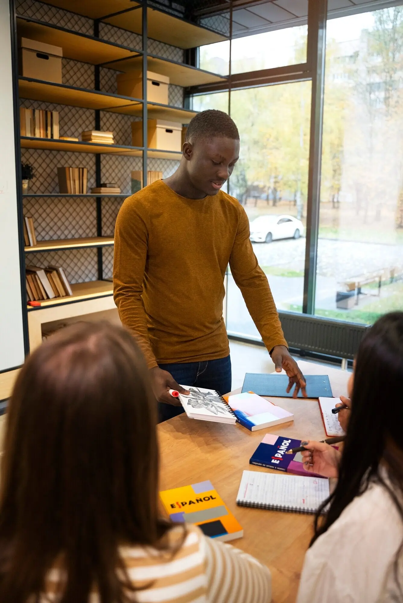 Draufsicht auf Menschen, die Grammatikfehler korrigieren.
